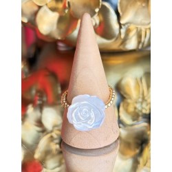 bague rose en nacre blanche
